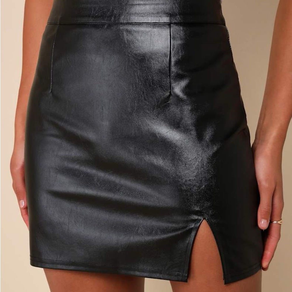 NWT Lulu’s Corte Black Vegan Leather Mini Skirt. Size Medium.